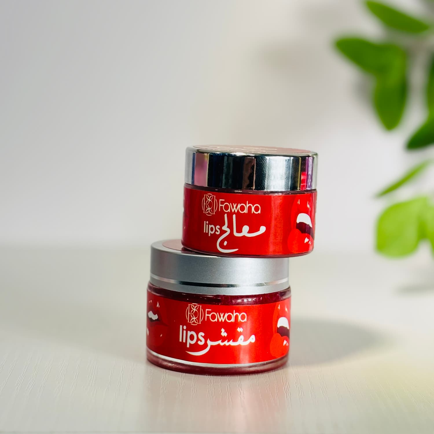 مقشر ومعالج للشفاه