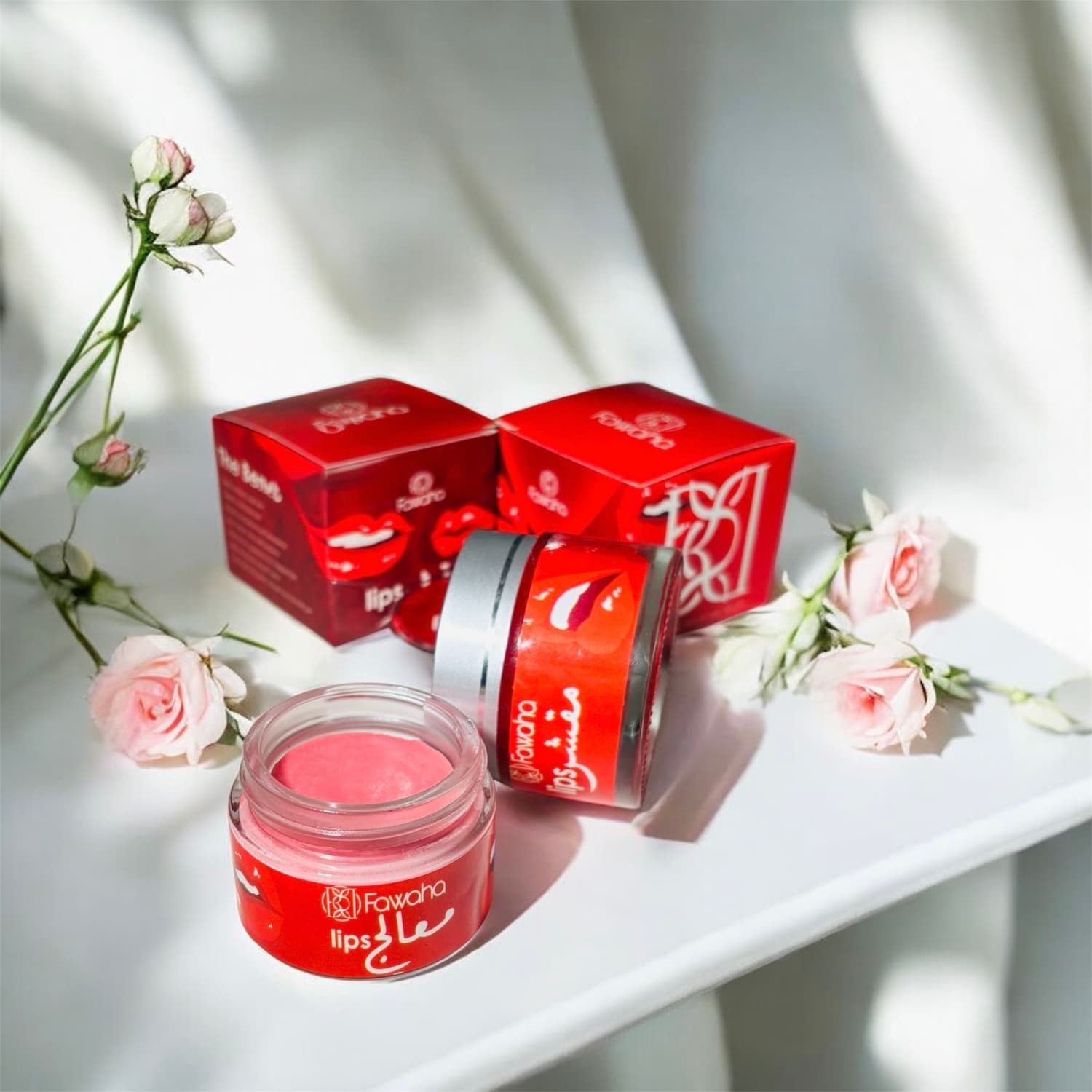 مقشر ومعالج للشفاه